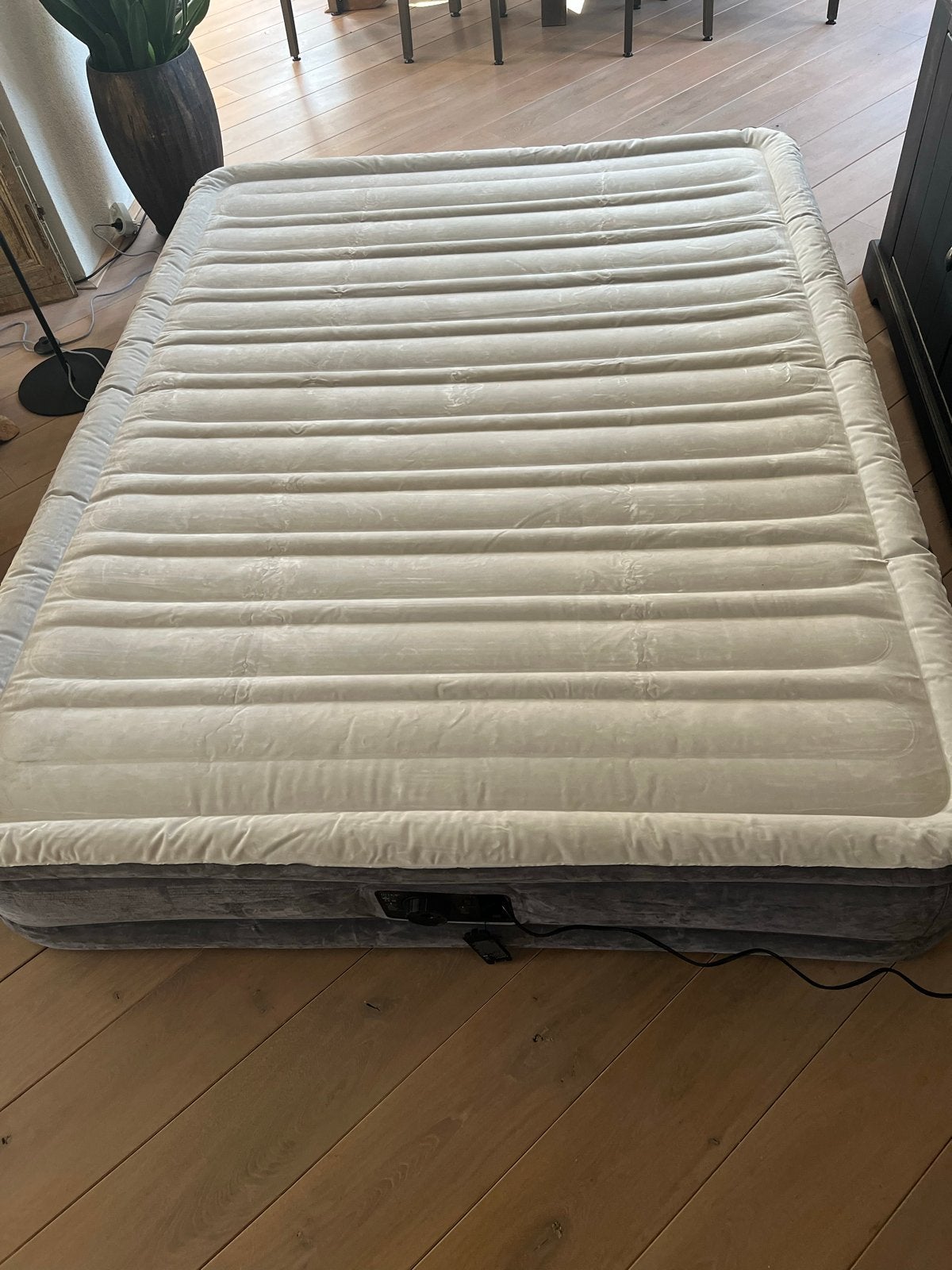 Intex Luchtbed 2-persoons met ingebouwde pomp, Caravans en Kamperen, Ophalen of Verzenden, Ingebouwde pomp, Gebruikt, 2-persoons
