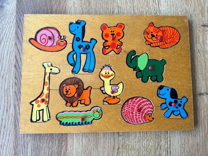 Vintage - houten noppen puzzel met gekleurde dieren, 2 tot 4 jaar, Gebruikt, 10 tot 50 stukjes, Ophalen of Verzenden