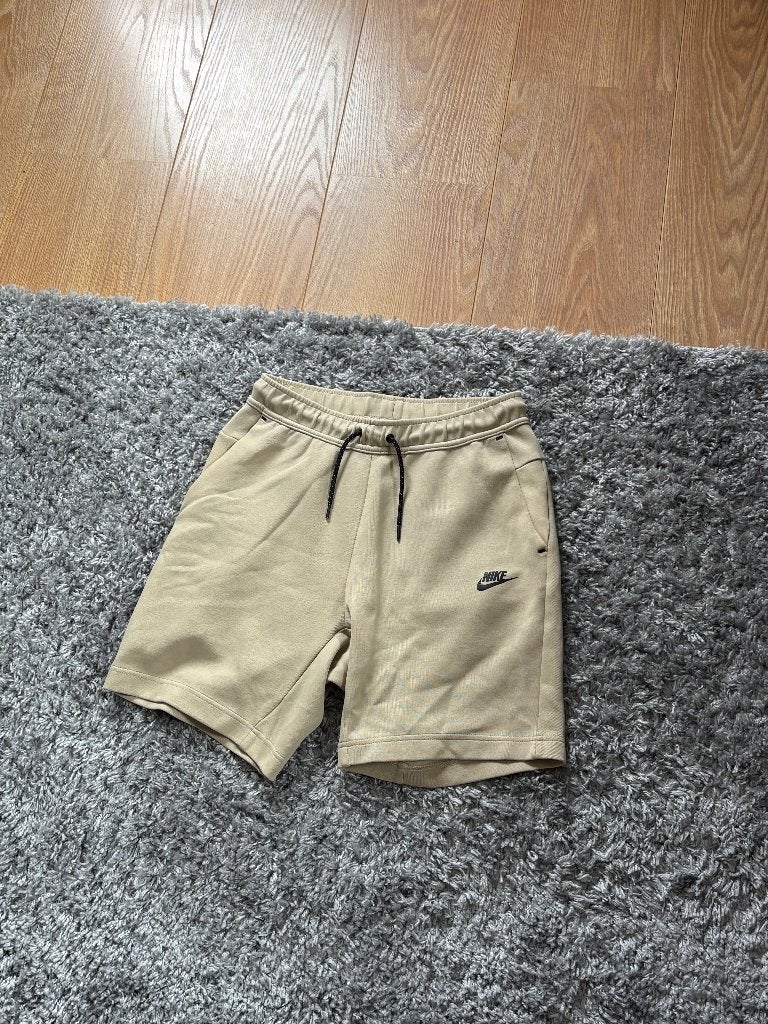Nike Tech Fleece Short Beige met Zwarte Details in Maat S, Beige, Nike, Ophalen of Verzenden, Zo goed als nieuw