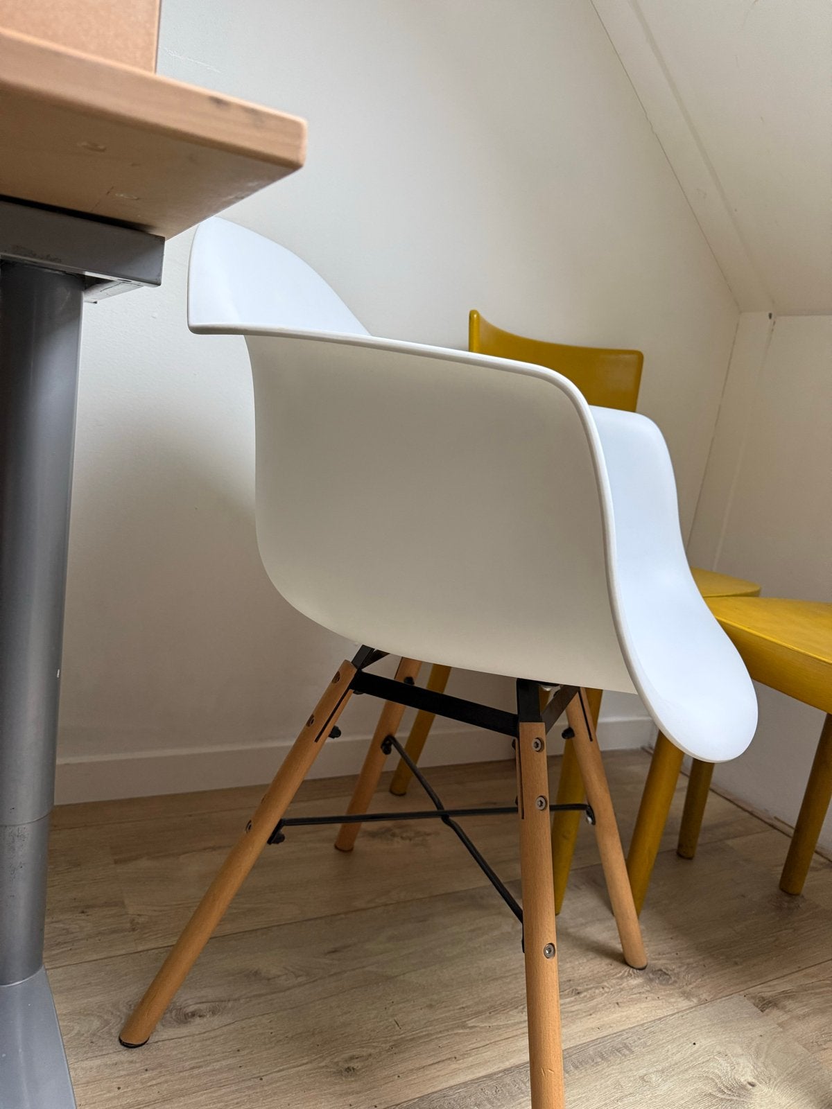 Witte Eames-stijl stoel met houten poten, Ophalen, Gebruikt, Wit, Eén