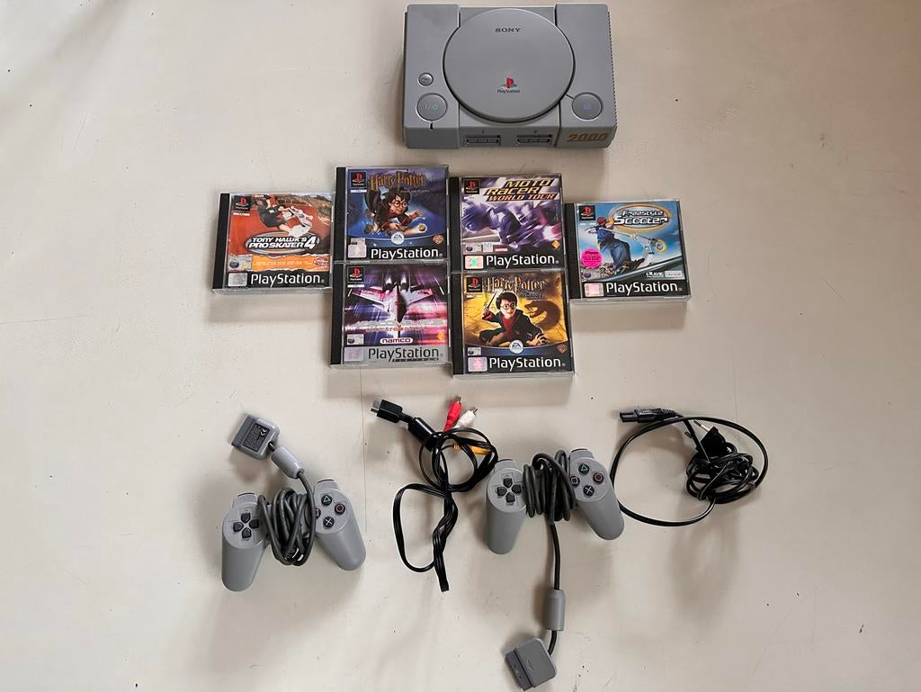 Sony PlayStation 1 (SCPH-5552) met 2 controllers en 7 games, Spelcomputers en Games, Games | Sony PlayStation 1, Gebruikt, Overige genres
