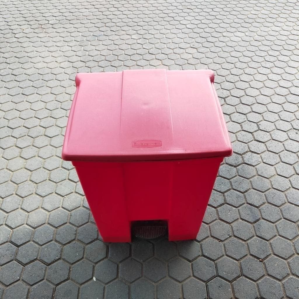 grote partij  Rubbermaid afvalemmer- prullenbakken  68 liter, 40 liter of meer, Ophalen, Gebruikt