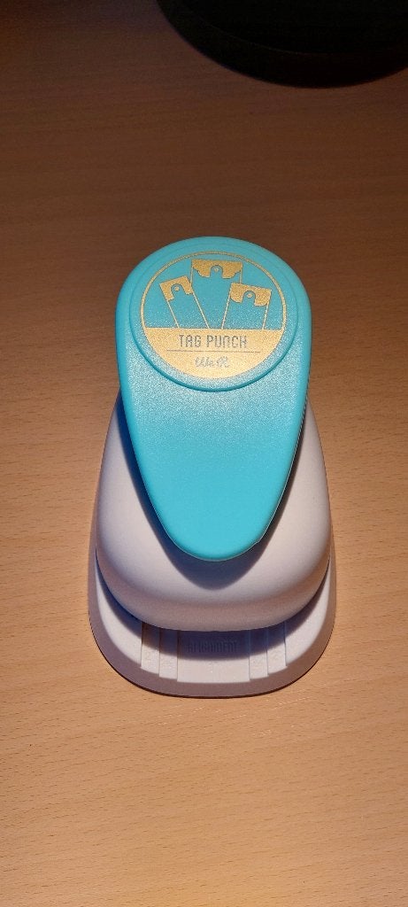 We R Memory Makers tag punch, Hobby en Vrije tijd, Scrapbooking, Ophalen of Verzenden, Nieuw, Versiering of Embellishment