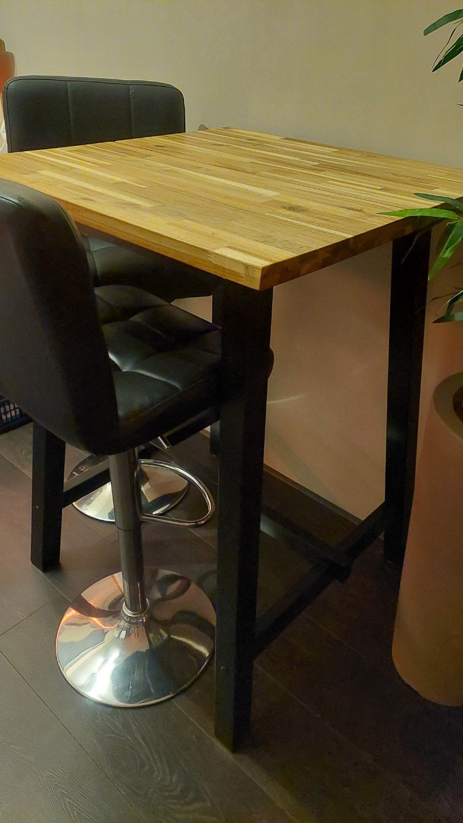 Twee houten bartafels met 4 barkrukken, Ophalen, Zo goed als nieuw