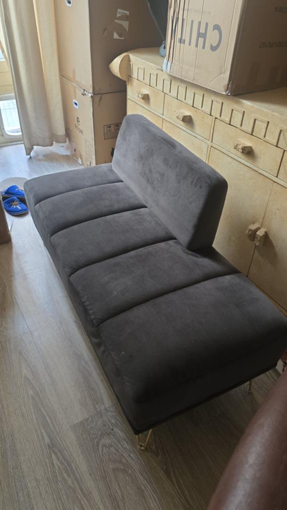Nieuwe donkergrijze fluwelen bank/bench met gouden poten, Huis en Inrichting, Banken | Sofa's en Chaises Longues, Ophalen of Verzenden