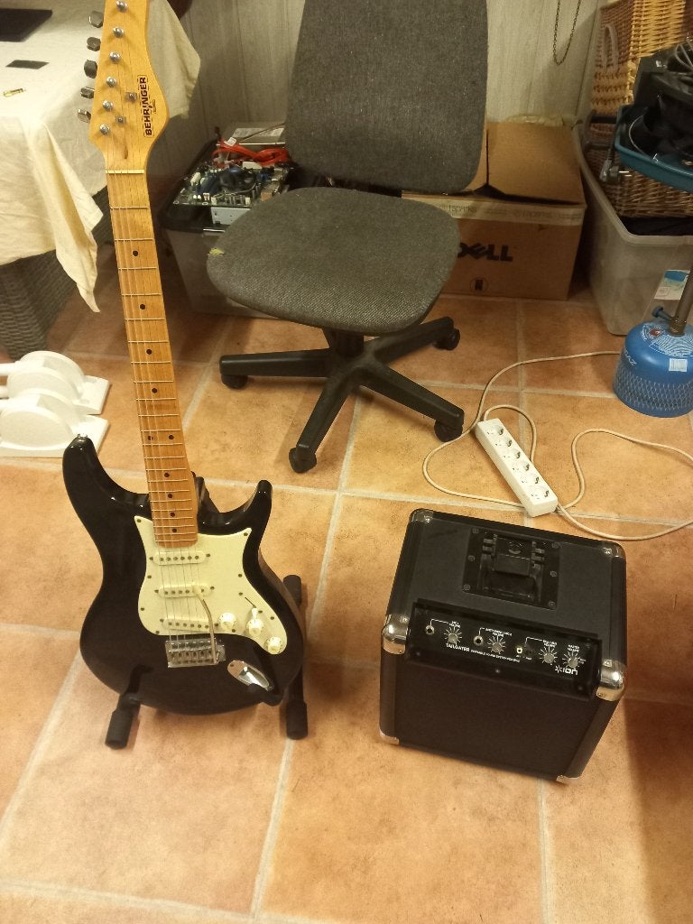 behringer gitaar met versterker, Muziek en Instrumenten, Ophalen, Zo goed als nieuw, Gitaar, Minder dan 50 watt