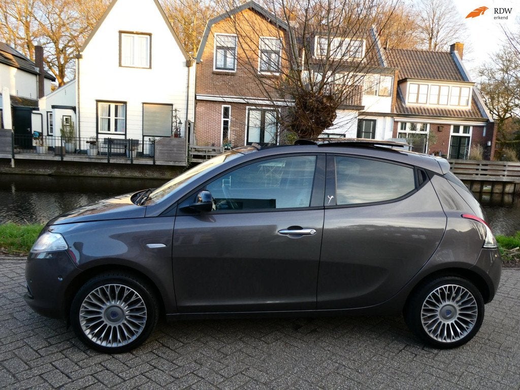 Lancia Ypsilon 0.9 Platinum 86pk Automaat Clima Leder Schuif, Auto's, Lancia, Euro 5, 86 pk, 750 kg, Leder