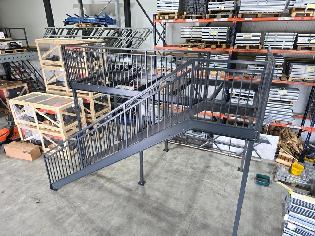 Stalen trap hoog 2,9mtr met bordes antraciet 5x2mtr nog125, Ophalen, Zo goed als nieuw, 2 tot 4 meter