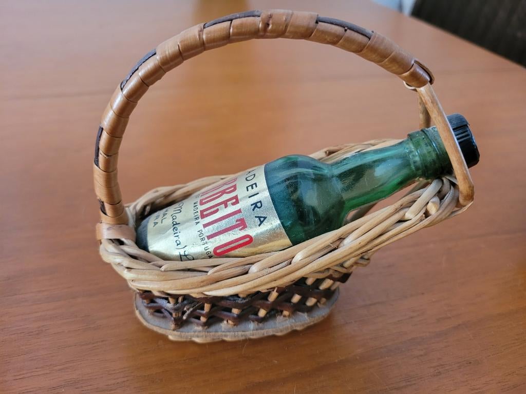 kleine fles wijn drank vintage model flesje mandje wijnfles, Verzamelen, Ophalen of Verzenden, Zo goed als nieuw