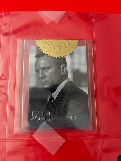 James Bond Artifacts & Relics 2013 Trading Cards, Ophalen of Verzenden, Nieuw, Film, Foto of Kaart