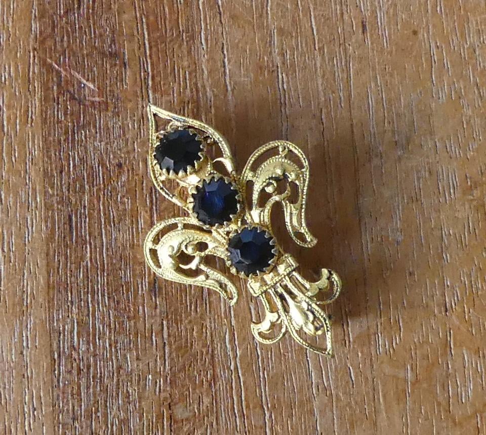 Filigraan fleur-de-lys broche goudkleur zwarte stenen, Overige materialen, Gebruikt, Minder dan 4 cm, Ophalen of Verzenden