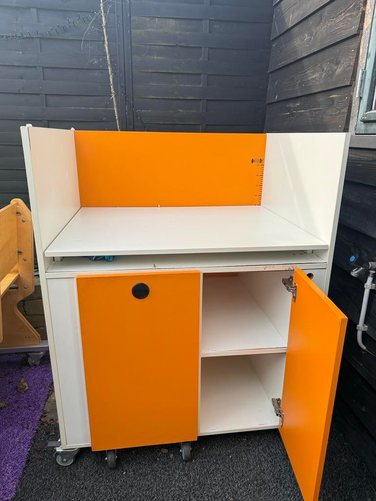 Handige verschoontafel met opbergruimte en trapje, Kinderen en Baby's, Kinderkamer | Commodes en Kasten, Ophalen, Gebruikt, 50 tot 70 cm