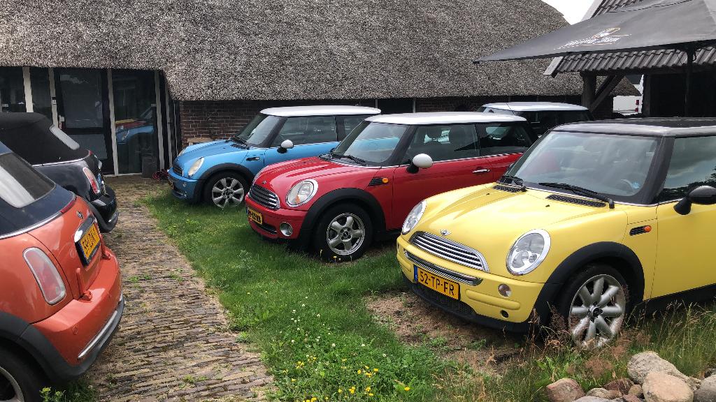 Wegens beeindiging hobby te koop 4 keer een mini cooper one, Auto's, Mini, Voorwielaandrijving, 15 km/l, Zwart, 4 cilinders
