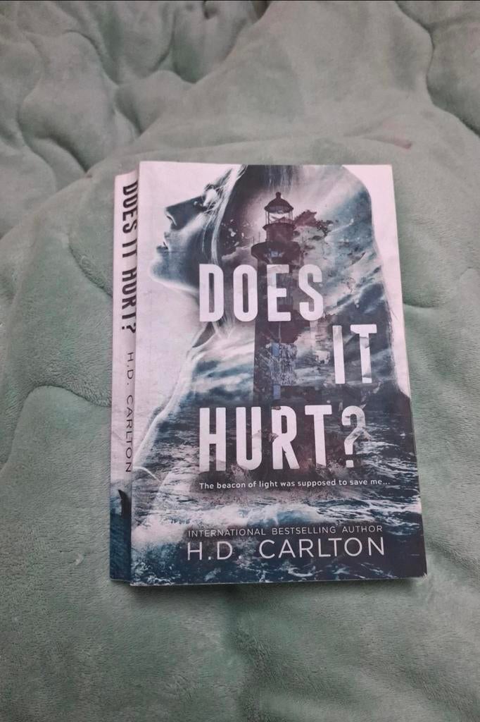 Leuk boek - Does It Hurt? H.D. Carlton, Boeken, Romans, Ophalen of Verzenden, Gelezen, H.D. carlton