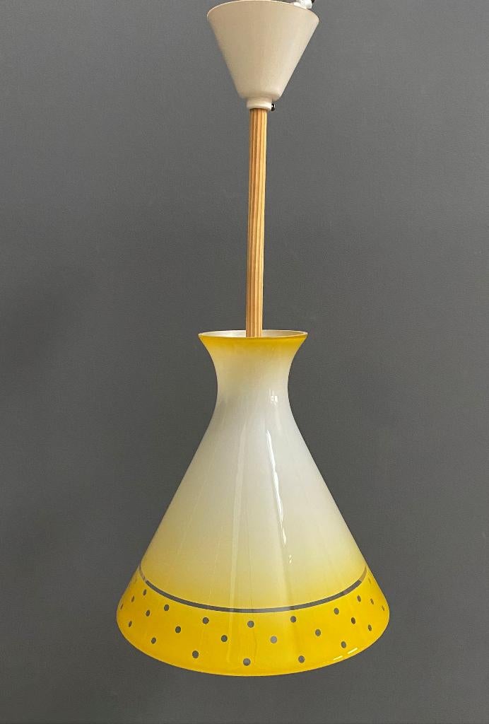 50 jaren hang lamp GELE glas kap met melkwit & geel, Huis en Inrichting, Lampen | Hanglampen, Gebruikt, 50 tot 75 cm, Vintage
