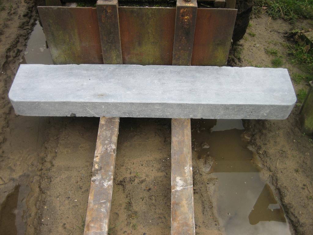 mooie oude arduinen dorpel,trede met ronde hoeken, Ophalen
