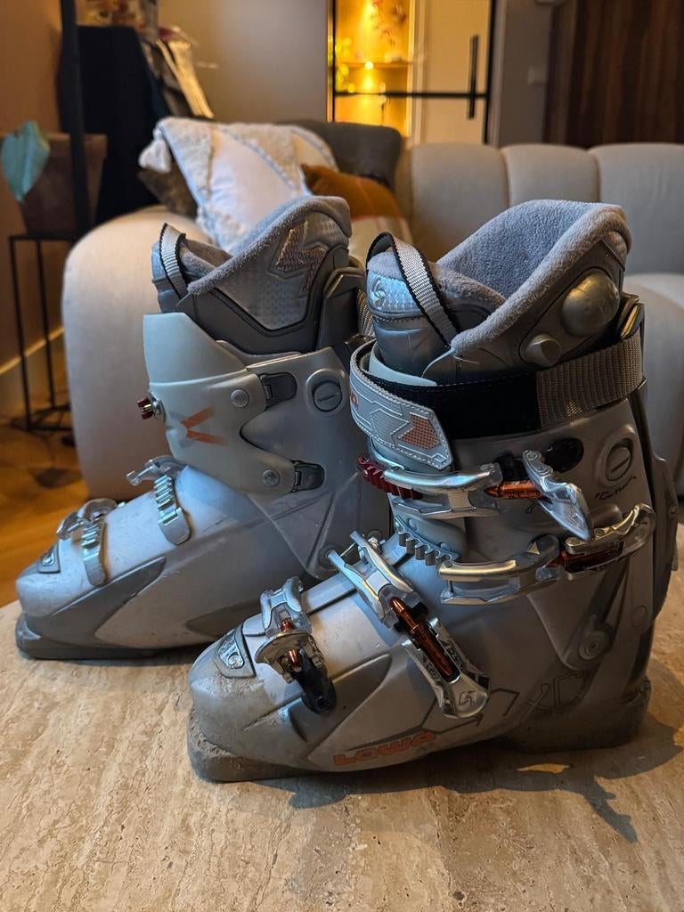 Lowa skischoenen maat 39 met luchtpomp, Sport en Fitness, Ophalen of Verzenden