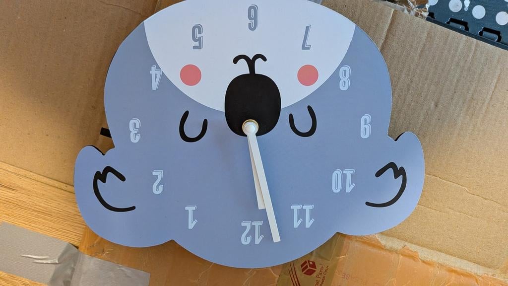 Leuke Kinderklok - Koala Design, Ophalen of Verzenden, Zo goed als nieuw, Analoog, Wandklok