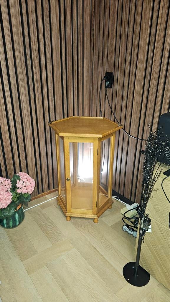 Gebruikte zeshoekige vitrinekast met bovenblad, Huis en Inrichting, Kasten | Vitrinekasten, Ophalen, Gebruikt, Klassiek, Minder dan 100 cm