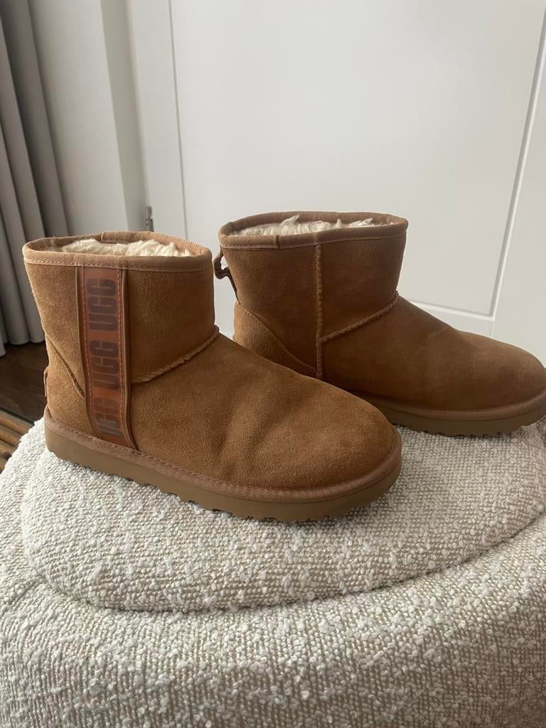 Uggs classic koopje, Kleding | Dames, Schoenen, Bruin, Lage of Enkellaarzen, Ophalen of Verzenden, Zo goed als nieuw