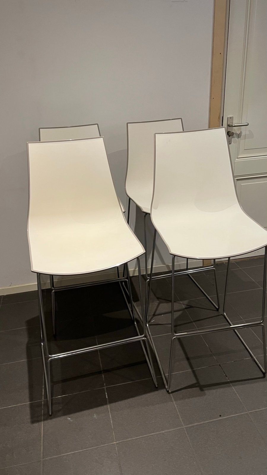 Set van 4 moderne barkrukken, Huis en Inrichting, Barkrukken, Ophalen, Kunststof, Gebruikt, Met voetsteun