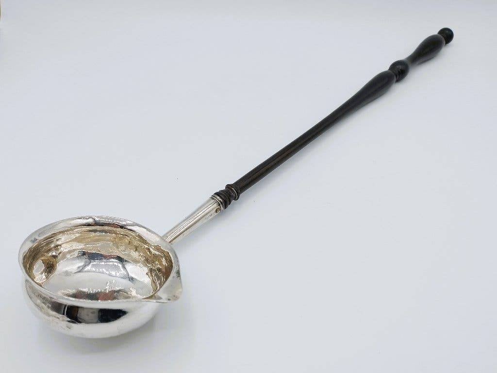 Zilveren punchlepel, houten steel, L Brouwer, Den Haag, 1782