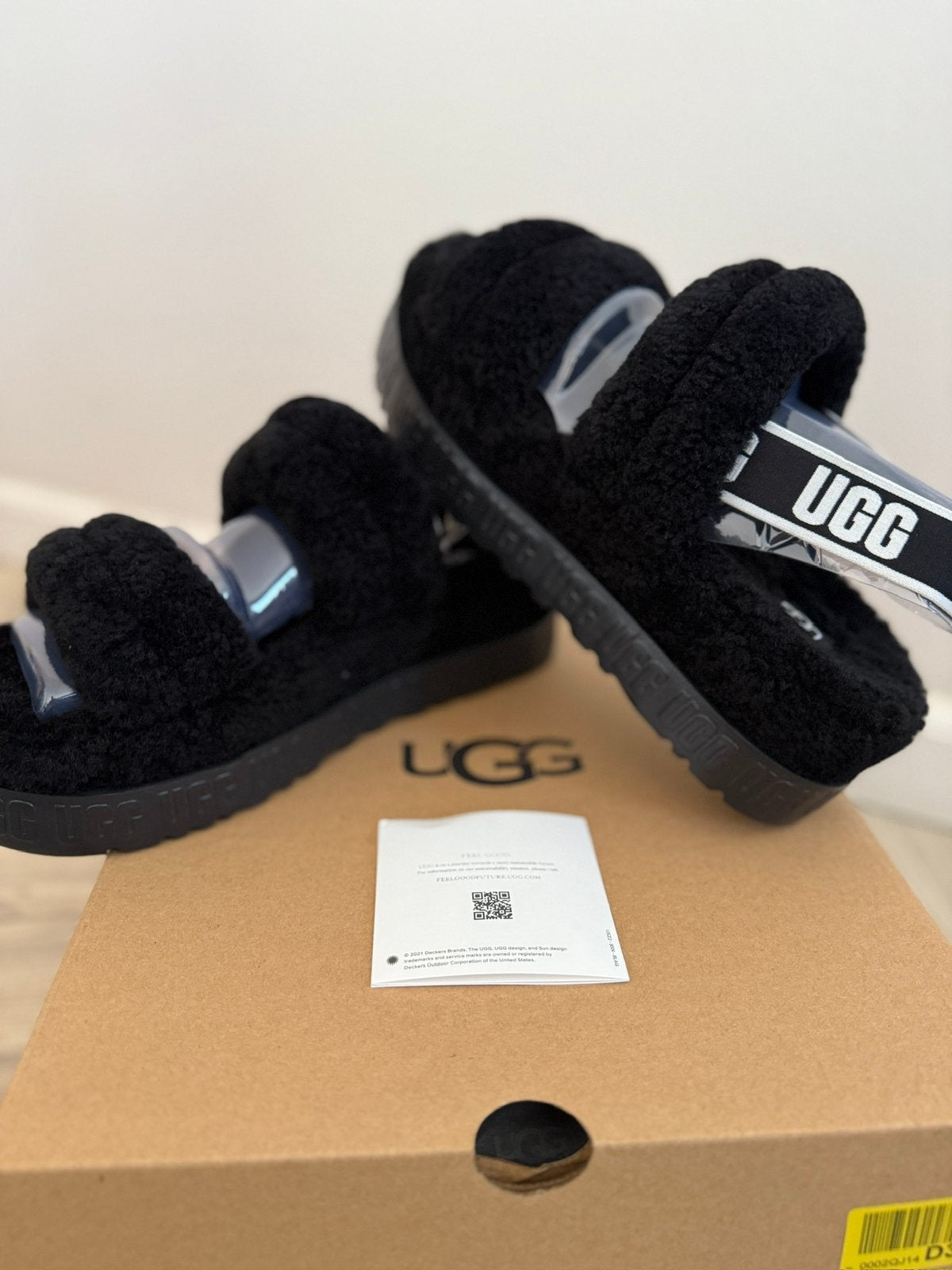 Splinternieuwe UGG Oh Fluffita slippers maat 42, Slippers, Zwart, Nieuw, Ophalen of Verzenden