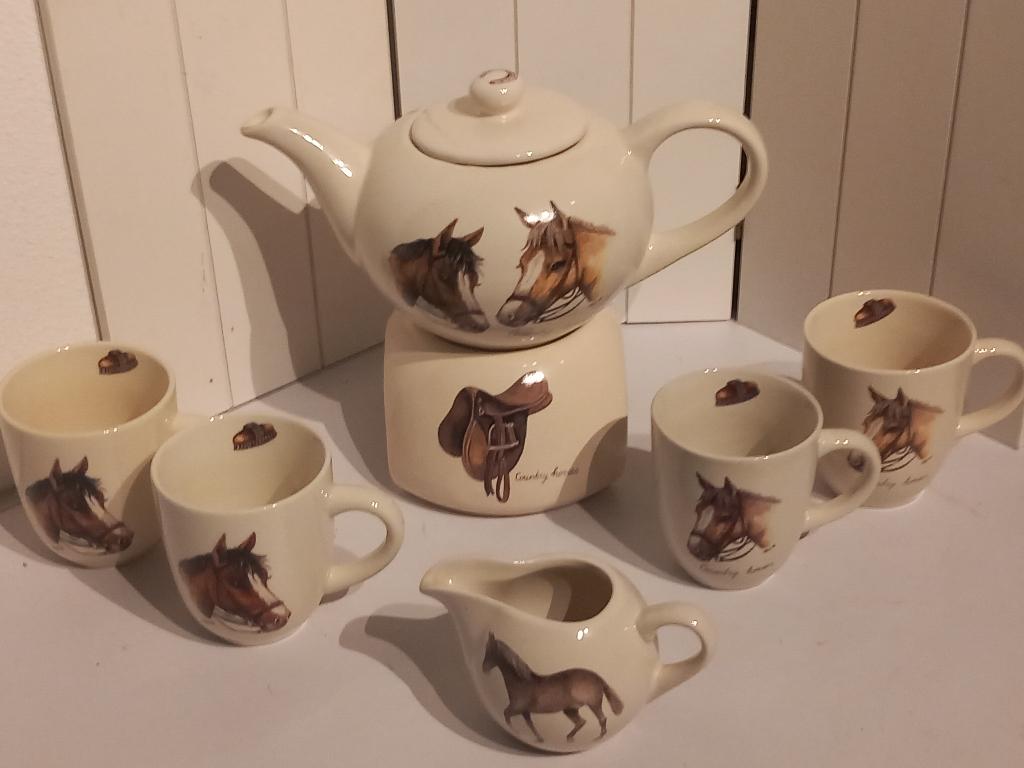 Jet servies Horses. (Paarden)., Huis en Inrichting, Keuken | Servies, Keramiek, Overige typen, Ophalen of Verzenden, Zo goed als nieuw