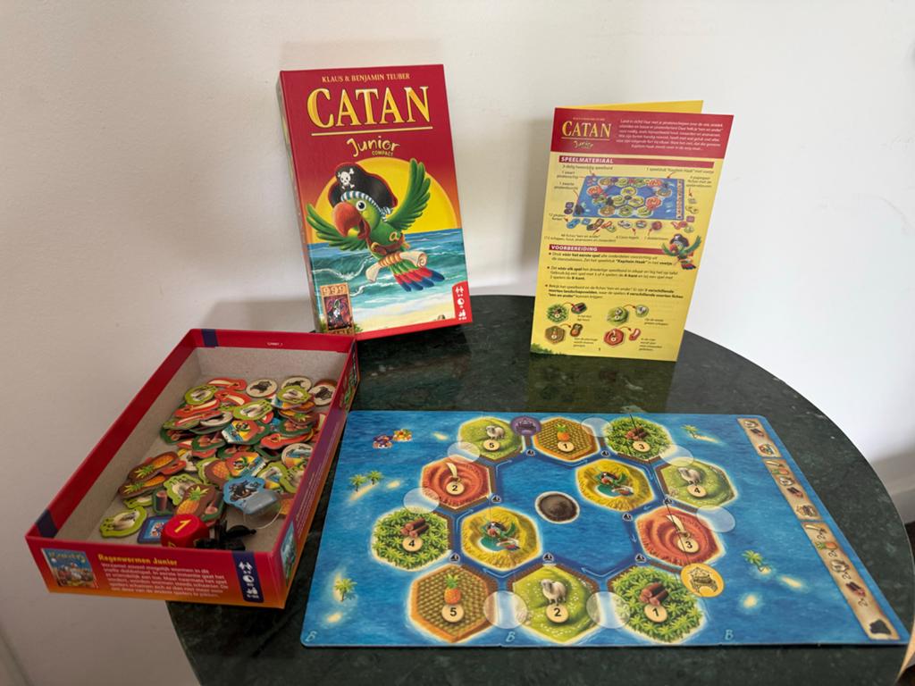 Catan Junior Compact - Zo goed als nieuw, Hobby en Vrije tijd, Gezelschapsspellen | Bordspellen, Drie of vier spelers, Ophalen