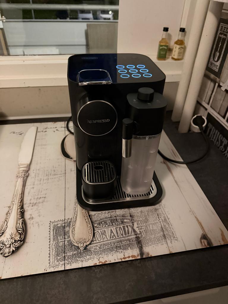 Nespresso DeLonghi Gran Lattissima EN640 Zwart, Witgoed en Apparatuur, Koffiezetapparaten, Ophalen, Koffiepads en cups, Koffiemachine