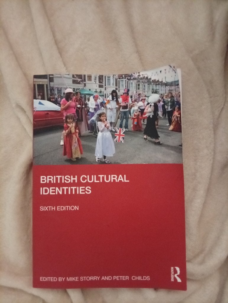 British cultural identities Mike Storry Peter Childs, Boeken, Studieboeken en Cursussen, Gelezen, Diverse auteurs, Ophalen of Verzenden