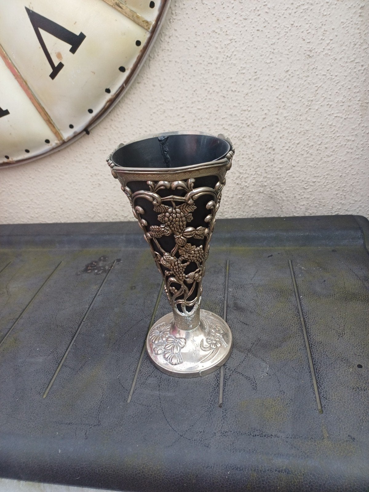 vintage  verzilverde trompetvaas reliefsnijwerk  van druiven, Ophalen of Verzenden