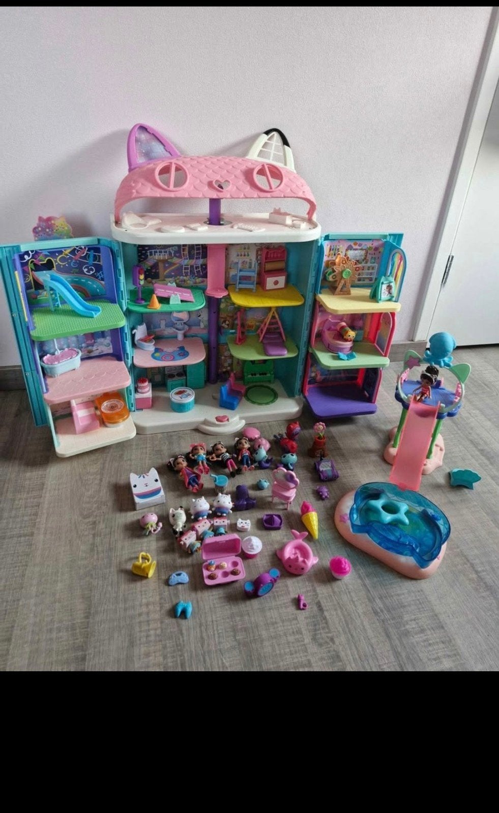 Gabby's poppenhuis + allerlei accessoires, Ophalen, Zo goed als nieuw, Poppenhuis