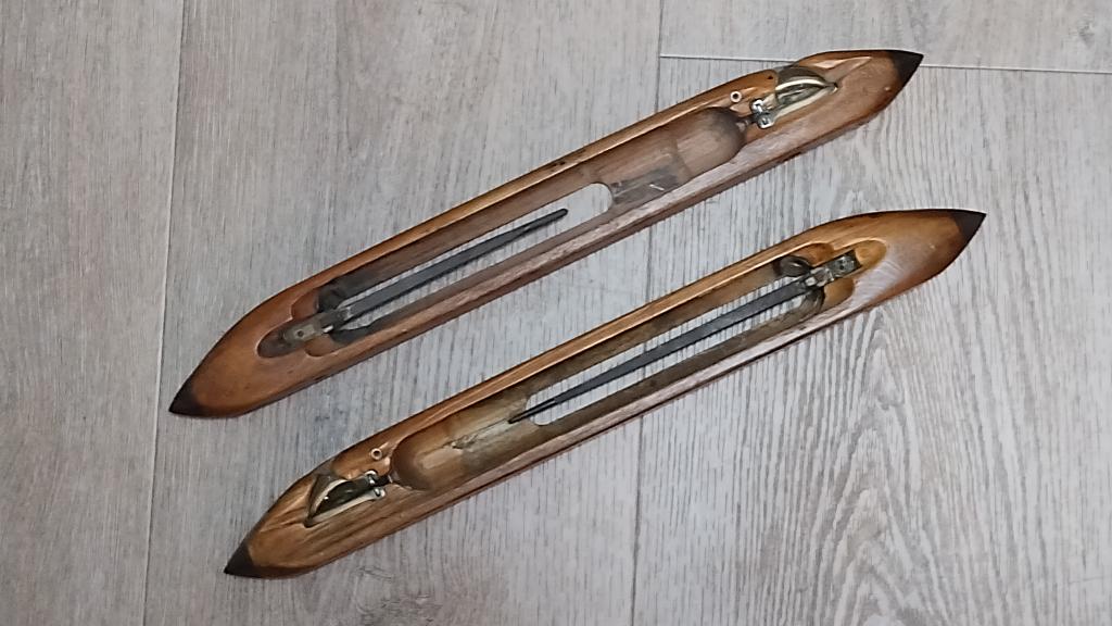 Twee antieke weefgetouw schietspoelen, Ophalen of Verzenden
