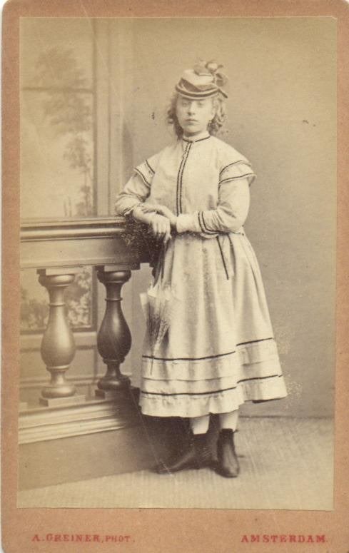 CDV - A. Greiner- zeer oud - Leuke jonge dame met hoedje, Gebruikt, Verzenden, Foto, Klederdracht