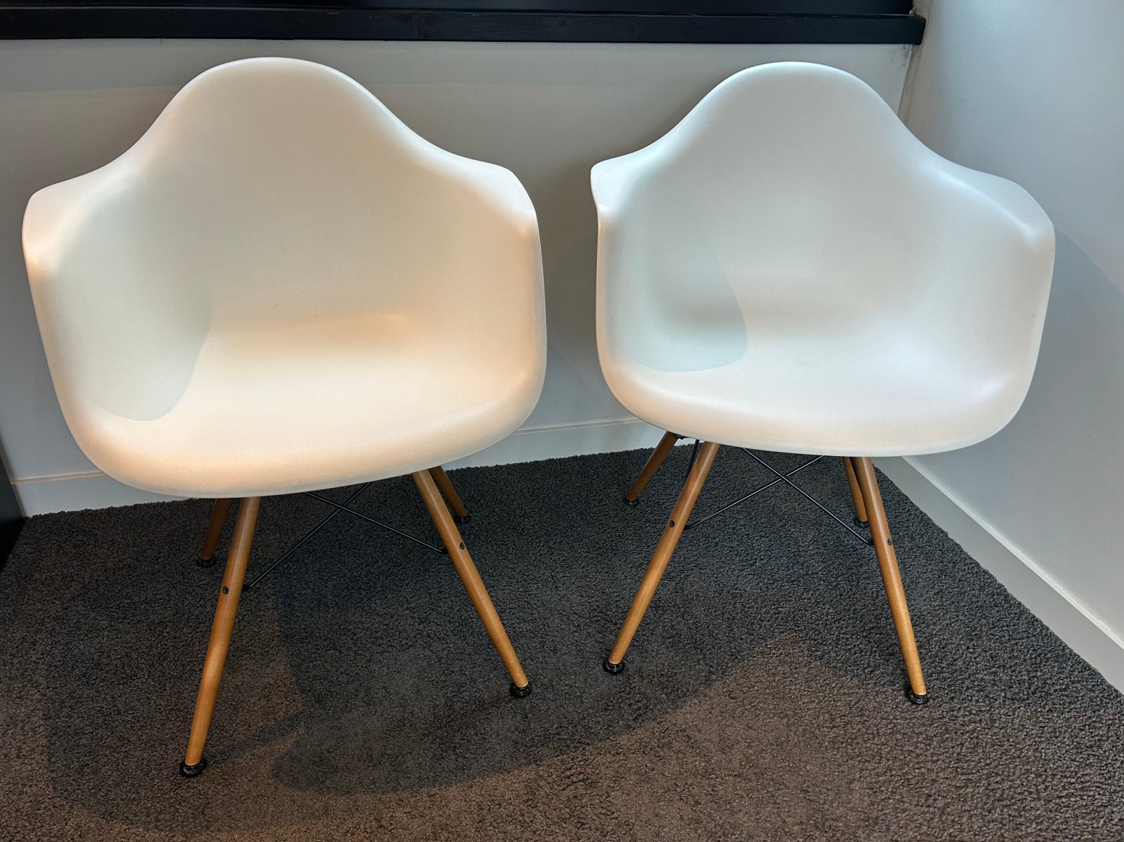 2x originele Vitra Eames DAW stoelen – wit / licht esdoorn, Huis en Inrichting, Ophalen, Kunststof, Twee, Wit