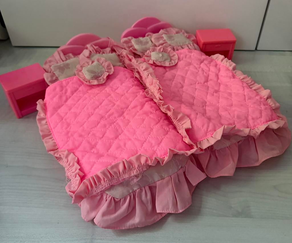 Barbie slaapkamer bedden nachtkastje, Verzamelen, Poppenhuizen en Toebehoren, Ophalen of Verzenden, Zo goed als nieuw, Poppenhuis