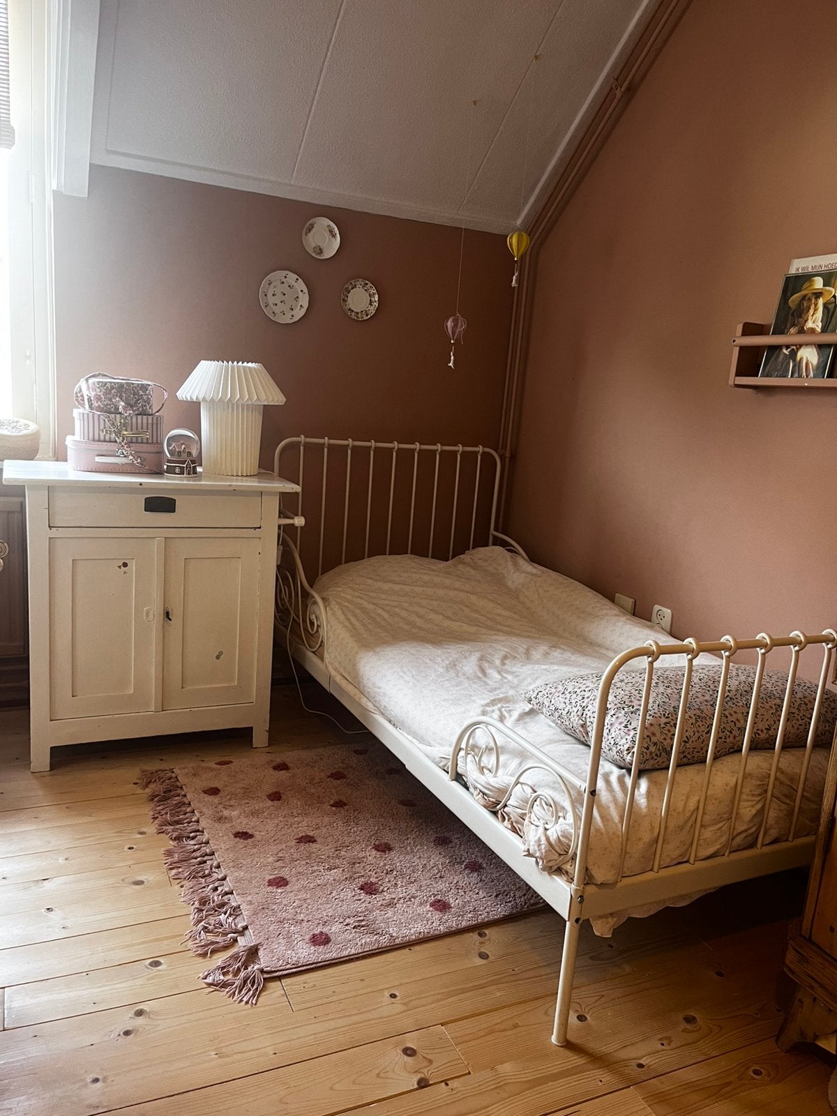 Ikea uitschuif metalen wit peuter bed, Huis en Inrichting, Slaapkamer | Complete slaapkamers, Ophalen, Zo goed als nieuw, Eenpersoons