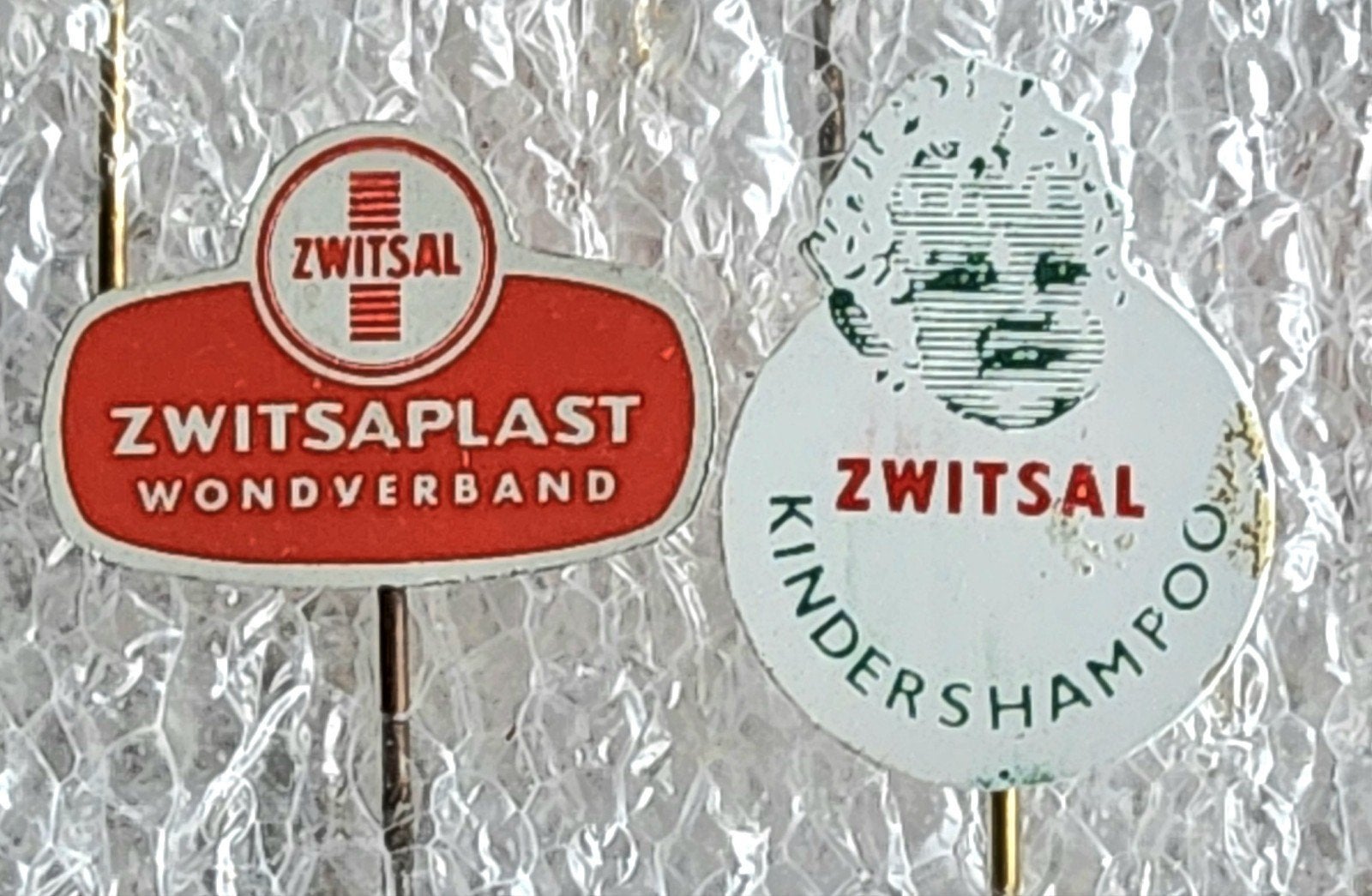 2 Vintage Zwitsal Speldjes: Zwitsaplast & Kindershampoo, Ophalen of Verzenden, Gebruikt, Merk, Speldje of Pin