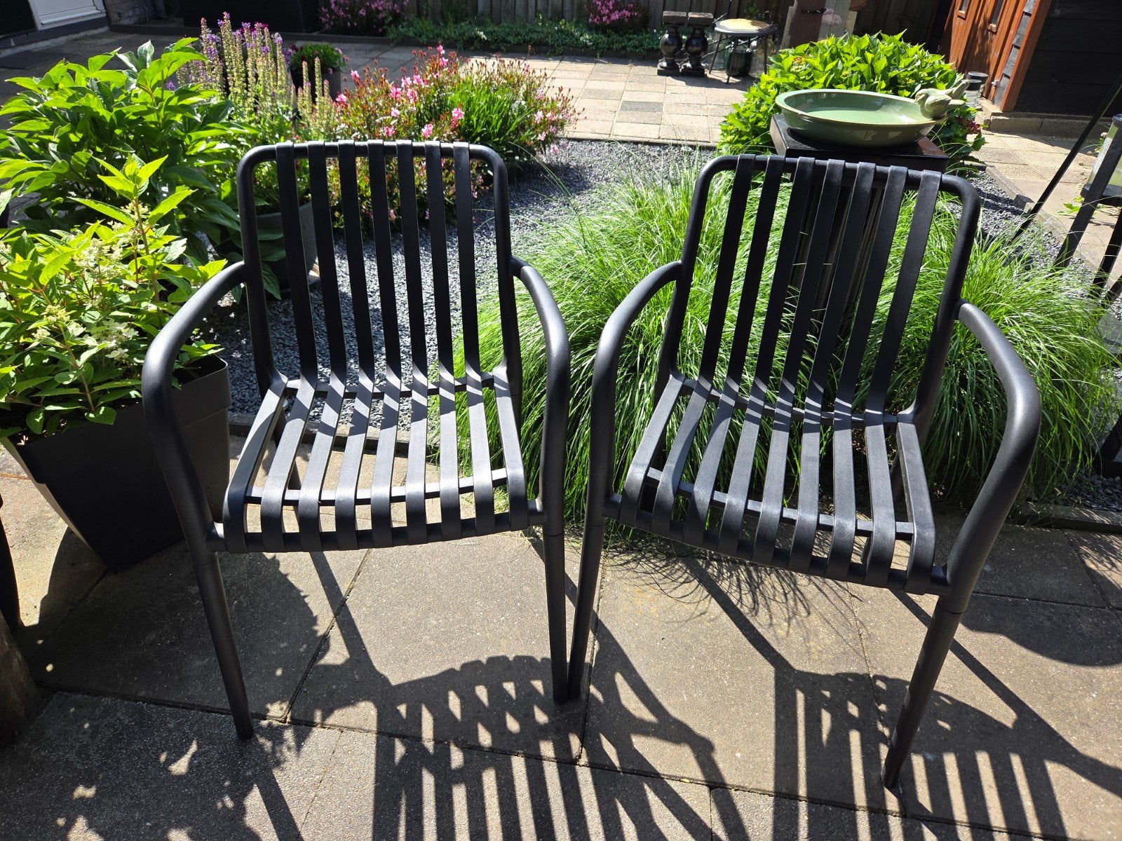 Twee zwarte tuinstoelen met armleuningen, Tuin en Terras, Tuinstoelen, Ophalen, Gebruikt, Kunststof, Stapelbaar