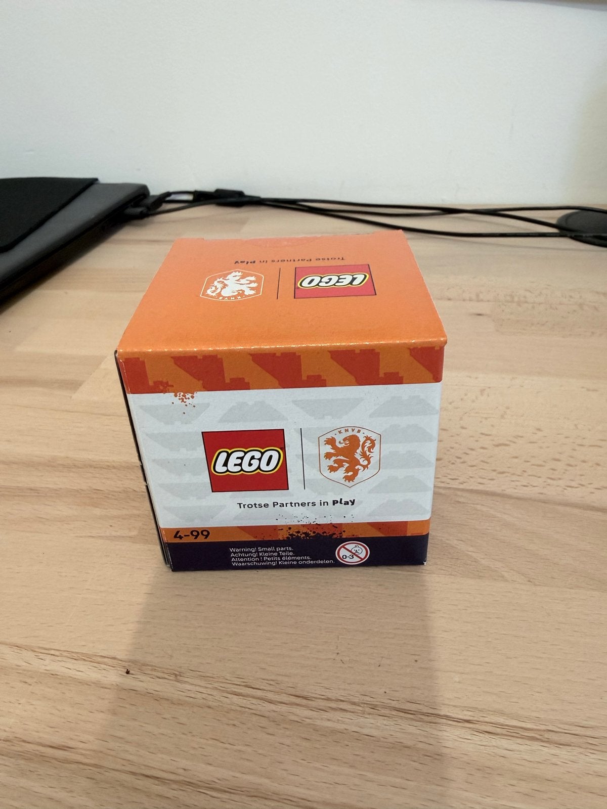 Lego KNVB Oranje Box - Verzegelde verpakking, Overige thema's, Lego, Nieuw, Ophalen of Verzenden