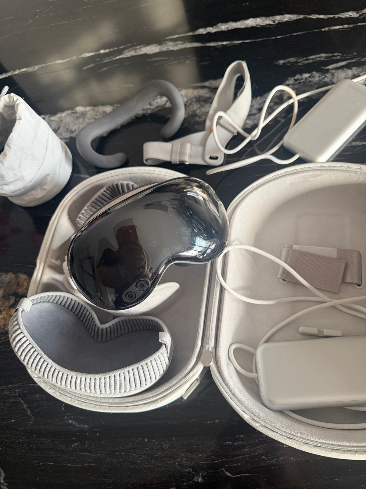 Apple Vision Pro met extra batterij en travel case, Ophalen of Verzenden, Zo goed als nieuw