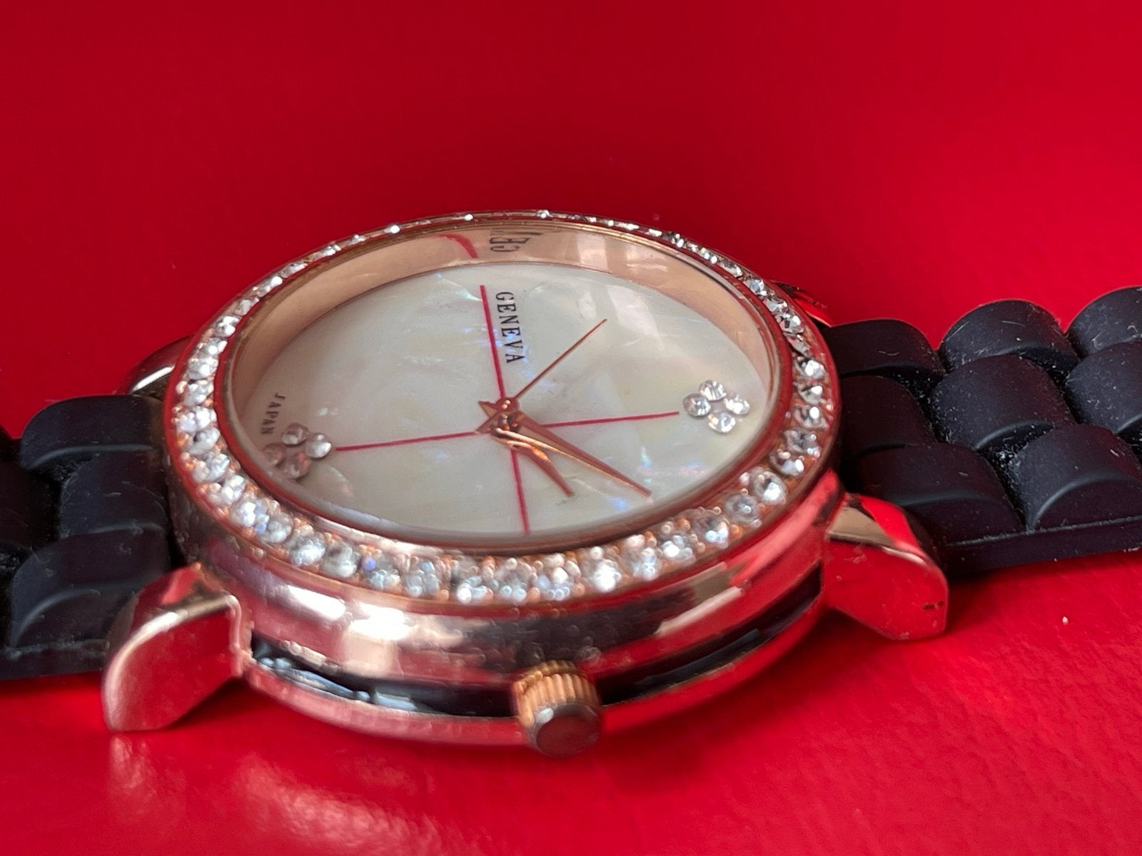 Elegant Geneva dameshorloge met strass en siliconen band, Overige materialen, Polshorloge, Kunststof, Zo goed als nieuw