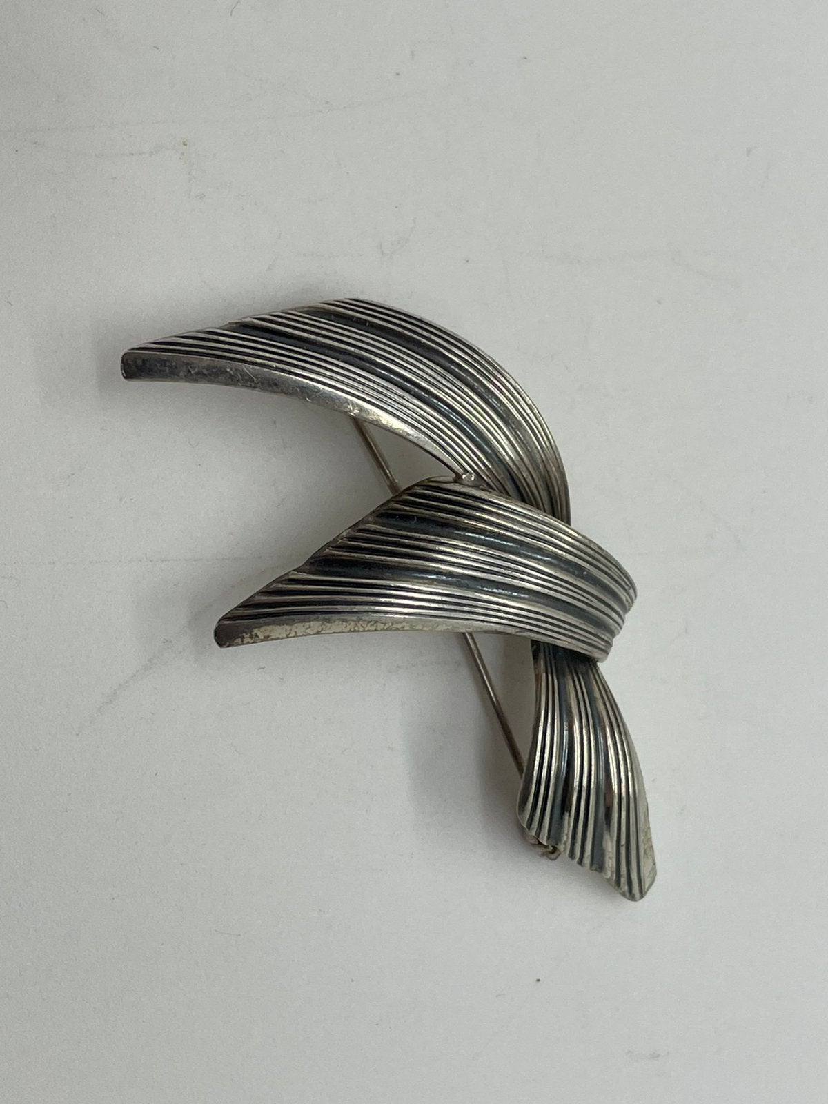 E511 Prachtige sierlijke TEKA broche, Sieraden, Tassen en Uiterlijk, Ophalen of Verzenden, Zilver, Broche