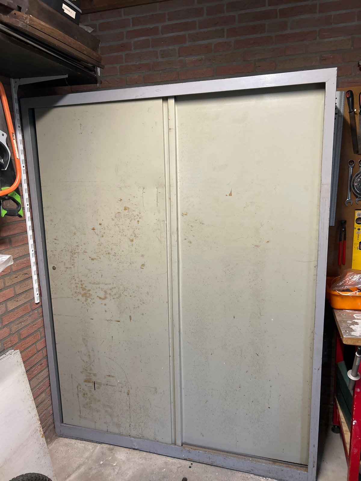 Gratis Stalen schuifdeurkast voor garage of werkplaats, Ophalen of Verzenden, Gebruikt