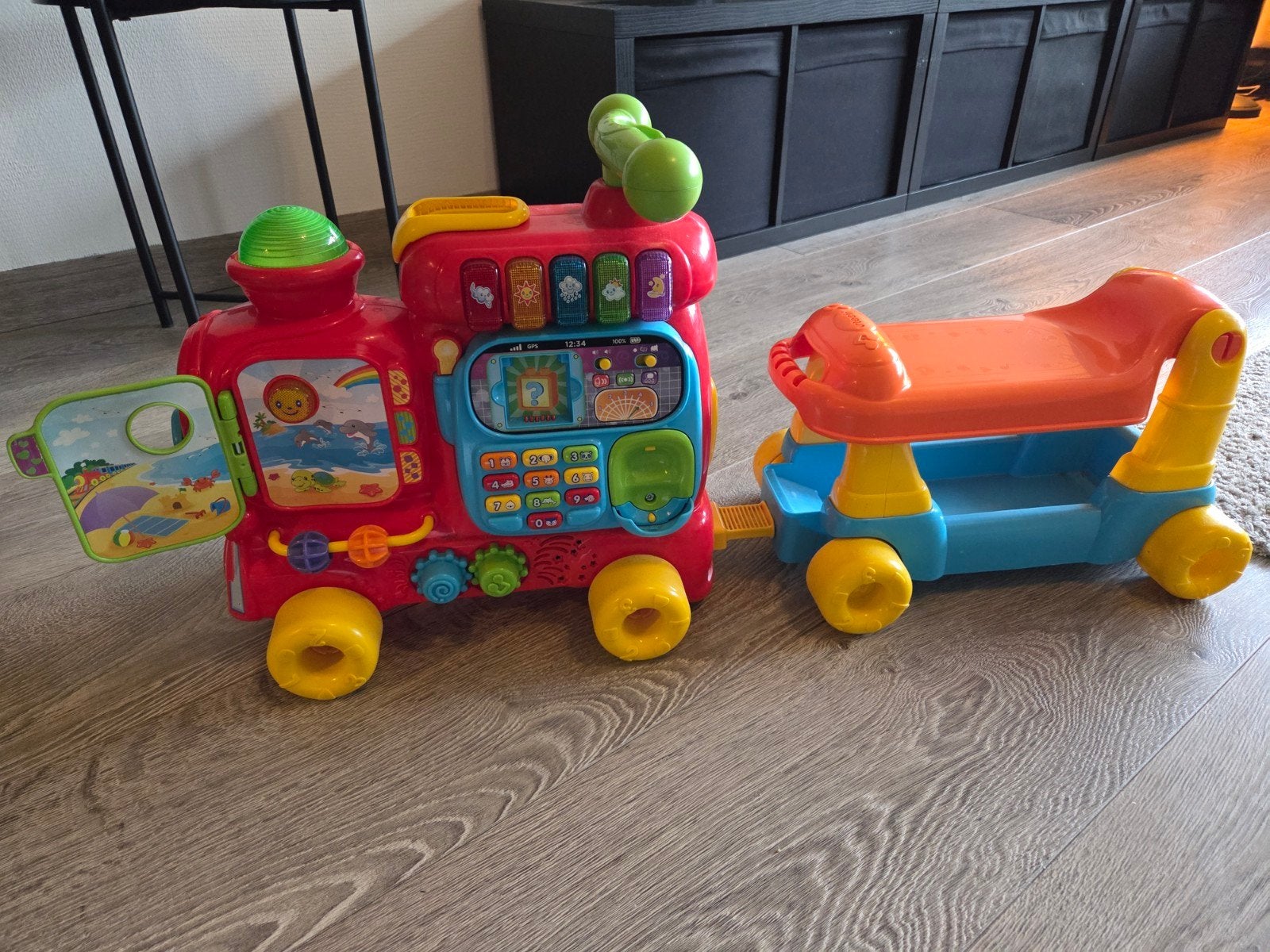 V-tech speelgoed trein met wagon, Kinderen en Baby's, Speelgoed | Speelgoedvoertuigen, Ophalen, Gebruikt