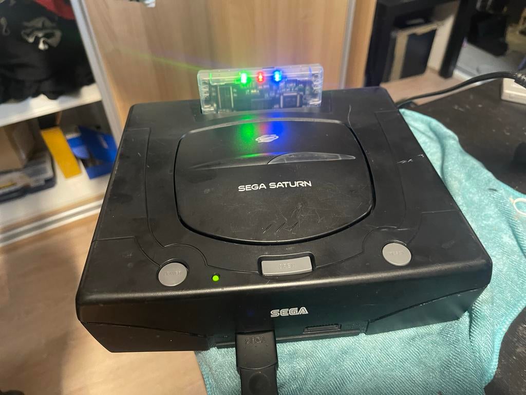Gereviseerde Sega Saturn met Saroo en HDMI adapter, Spelcomputers en Games, Spelcomputers | Sega, Verzenden, Refurbished, Met 1 controller