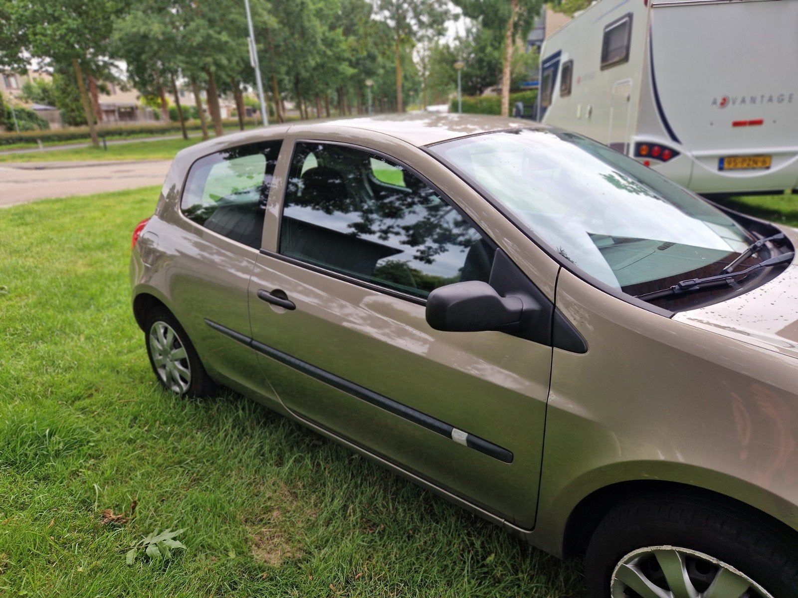 Renault Clio 1.2 16V 75 pk 3D 2008 Beige, Auto's, Voorwielaandrijving, 4 cilinders, 1055 kg, Origineel Nederlands