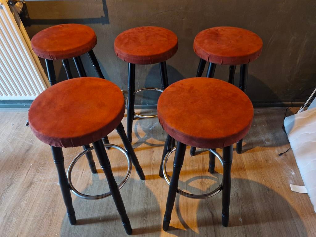 Set van 3 vintage barkrukken met oranje fluwelen zitting, Huis en Inrichting, Barkrukken, Ophalen, Met voetsteun, 90 cm of meer