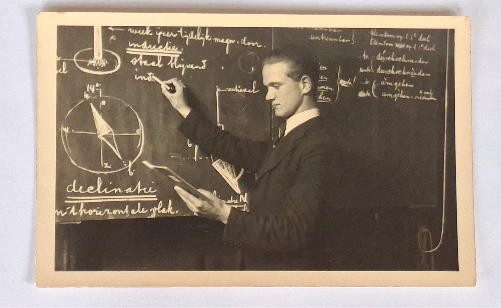 Fotokaart- school- docent- man- krijtbord- klaslokaal, Ophalen of Verzenden, Voor 1940, Overige onderwerpen, Foto